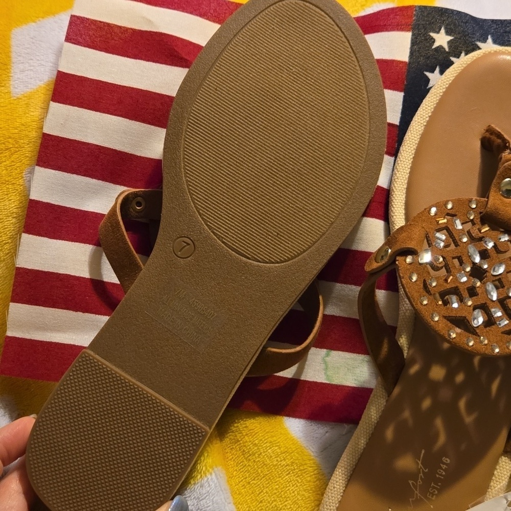 ❣️NWT❣️Catos Women's Brown Rhinestone Medalion Sandals Sz 7🩴🏖 - Picture 4 of 4